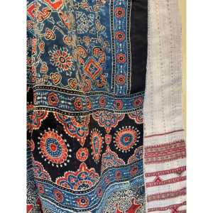 Tissu satiné Ajrakh matelassé double face en laine et soie, tissé à la main, imprimé géométrique dessiné à la main, disponible en bleu profond/rouge Ajrakh - Product Image 1