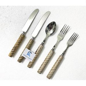 Vente en gros de couverts en métal de haute qualité Ensemble de couverts en acier inoxydable 18/8 avec manche en résine Fourchette à salade Cuillère Couteau - Product Image 4