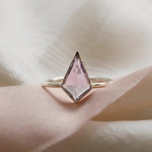 Anillos de Plata de Ley 925 con Baño de Oro y Piedra de Amatista Tallada en Forma de Cometa, Estilo Clásico Minimalista con Engaste de Puntas, para Mujer, para Bodas, Aniversarios y Fiestas - Product Image 4