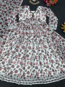 Exquisito vestido de diseñador de color característico en Luxe Faux Georgette con forro interior sin costuras y adornos intrincados de encaje - Product Image 6