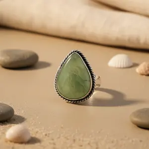 แหวนพลอยสีเขียวทรงหยดน้ำชุบโรสโกลด์และโรเดียมสำหรับผู้หญิง-ดีไซน์คลาสสิก - Product Image 1