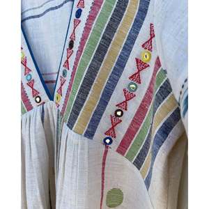 ชุดเดรสสไตล์โบฮีเมียนหรูหรา ผ้าแจมดานี อิคัต ผ้าฝ้ายคาลาสีขาว ระบายอากาศได้ดี เป็นมิตรต่อสิ่งแวดล้อม ตกแต่งด้วยงานถักโครเชต์ พร้อมดีเทลผ้าจับเดรป สไตล์ลำลอง ODM - Product Image 2