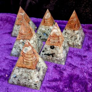 Pyramide d'orgonite en pierre de lune arc-en-ciel de qualité supérieure |   Pyramide de guérison énergétique faite à la main pour l'intuition, l'équilibre émotionnel et la croissance spirituelle - Product Image 4