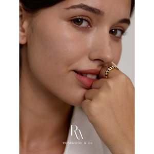 Anello Sigillo Romantico a Scacchiera Bianco e Nero, Placcato Oro Anti-Appannamento, con Fascia Larga, Idea Regalo - Product Image 2