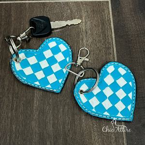 Porte-clés tendance personnalisé à motif à carreaux turquoise et blanc, porte-clés en cuir façonné à la main en forme de cœur pour cadeaux et accessoires - Product Image 1