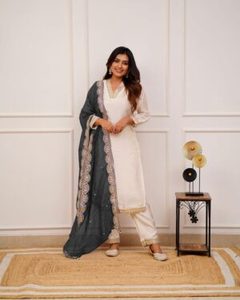 DESIGNER GEORGETTE BRODERIE SEQUENCE ROBE DE TRAVAIL AVEC DUPATTA BLEU MARINE - Product Image 2