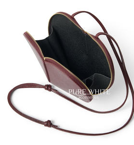 Bolso bandolera italiano hecho a mano de cuero genuino con forma de corazón y correa ajustable - Product Image 2