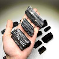 Pierre brute de tourmaline noire naturelle de haute qualité, cristal de gemme irrégulier, spécimen minéral, objet de collection Feng Shui, décoration d'intérieur, cadeau