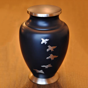 Urna Funeraria Moderna de Latón Azul Medianoche para Cenizas Humanas, Hecha a Mano, Ecológica, Duradera, Portátil, Personalizable, de Gran Capacidad - Product Image 6