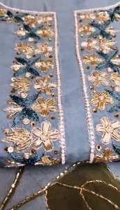 Costumes indiens de créateur modernes non cousus brodés à la main pour femmes pour les fêtes de style traditionnel - Product Image 2