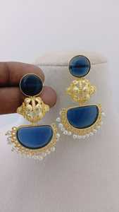 Temple Crescent Bulk Diseño personalizable Acabado de piedra semicircular Ornamentación única Juego de pendientes colgantes de moda Hecho de latón - Product Image 6