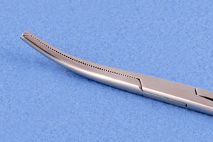 คีมห้ามเลือดโคเชอร์-อ็อกส์เนอร์ แบบโค้ง เครื่องมือผ่าตัด คุณภาพเยี่ยม คีมโคเชอร์แบบใช้มือ ผลิตในประเทศปากีสถาน - Product Image 4