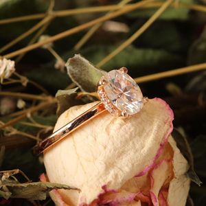 Anillo de Compromiso con Halo Oculto de Diamante Ovalado para Ella - Product Image 1