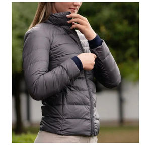 Chaleco ecuestre acolchado con cremallera ligero sin mangas recortado personalizado de Invierno para mujer con el logotipo de su marca - Product Image 2