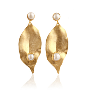 Petites boucles d'oreilles rondes en perles d'eau douce, plaqué or, finition brossée, fabrication artisanale - Product Image 1
