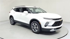 Chevrolet Blazer 2LT AWD 2025 certifiée, en excellent état, sièges en cuir foncé, moteur turbo, régulateur de vitesse adaptatif, jantes alliage R19, barres de toit - Product Image 2