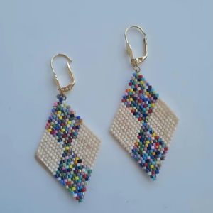 Pendientes Bohemios con Cuentas y Diseño Turquesa, con Flecos en Cascada de Cuentas de Vidrio y Resina, Joyería Única de MS Handicraft - Product Image 1