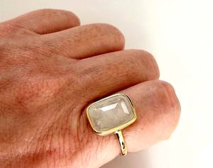 Nueva moda 8x10mm rectángulo Arco Iris piedra lunar anillo más nuevo plata chapado en oro bisel conjunto anillo para todas las joyas de piedra de nacimiento de mayo - Product Image 1