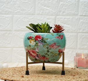 Maceta de hierro con estampado de flores azules de alta calidad para decoración de hoteles y restaurantes disponible para la venta desde India - Product Image 1