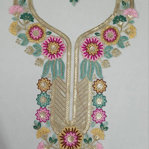 Patch de col en filet fantaisie avec broderie multicolore et travail de paillettes pour chemisiers de robes kurtis et décoration de saree - Product Image 1