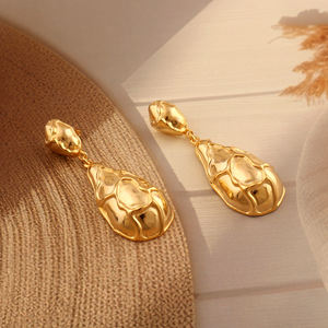 Boucles d'oreilles pendantes en laiton plaqué or boucles d'oreilles pendantes en métal texturé déclaration de designer boucles d'oreilles pendantes boucles d'oreilles à la mode pour les femmes - Product Image 3