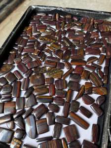 พลอยตาเสือทำจากเหล็กเกรด AAA พลอยธรรมชาติสีเขียวรูปร่างผสมทำด้วยมืออัญมณีหลวม - Product Image 4