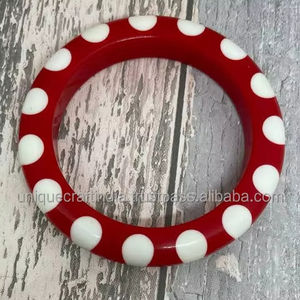 Bracelet manchette vintage personnalisé en résine pour femmes indiennes, bracelet jonc tendance en résine avec motifs folkloriques, anges et motifs d'amour - Product Image 1