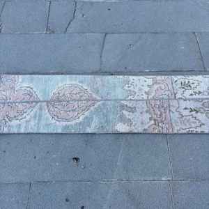 Alfombra turca de 1.1x4.3 pies, alfombra vintage de lana con motivos de plantas y árboles azules - Product Image 3