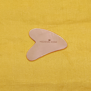 Outil de massage facial Gua Sha en cuivre de luxe Medieval Edge pour réduire les poches et les cernes, améliorer la circulation sanguine et favoriser le bien-être. - Product Image 2