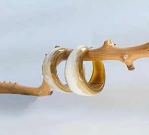 ต่างหูแบบหนีบทำมือจากเขาควายของ Faizacraft เป็นมิตรกับสิ่งแวดล้อม ดีไซน์คลาสสิกทรงเจ้าหญิง พร้อมลวดลายรูปปีก - Product Image 5