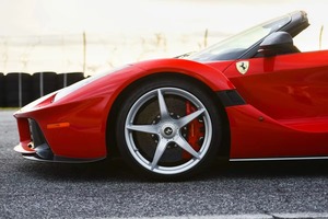 Ferrari LaFerrari Aperta RWD 2017 Certificado, Seminuevo, con Control de Crucero Adaptativo, Interior de Cuero Claro, Motor Turbo, Coupé, Soporte OEM - Product Image 6