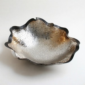 AuroraTray Glam Bowl Dish The Imperial Opulence Regal Bol de service artisanal en plaqué or avec embellissements de crête royale - Product Image 6