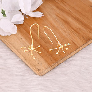 Pendientes colgantes de latón chapados en oro amarillo de diseñador hechos a mano, joyería de moda para bodas y ocasiones especiales - Product Image 4