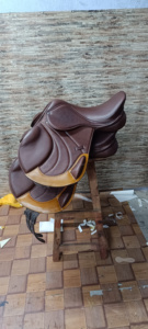 Selle d'endurance professionnelle en cuir véritable de style anglais, avec arceau en bois plastifié, quincaillerie nickelée et double sangle de ventre pour cheval - Product Image 5