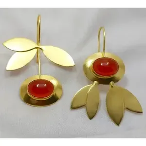 Boucles d'oreilles pendantes en laiton plaqué or 18 carats avec quartz, perle, rubis et diamant - Product Image 2