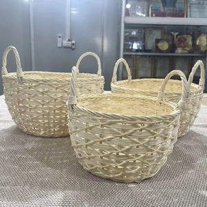 Un Juego de 3 cuencos de mimbre de ratán blanco tejidos en un patrón creativo - Product Image 1