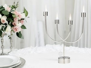"Elégant candélabre à 3 bras en laiton avec bougies blanches parfait pour créer une ambiance festive ou romantique" - Product Image 6