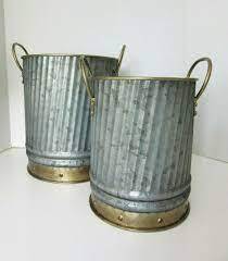 Maceta galvanizada de estilo vintage con tacto exterior para exteriores, ideal para arreglos florales rústicos en espacios de patio - Product Image 3