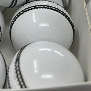 Balle de cricket blanche en cuir de qualité supérieure, pour entraînement et matchs officiels, avec marquage personnalisé. - Product Image 5