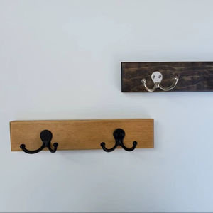 Cintre en bois poli pour l'affichage en boutique Solution de vente au détail à bas prix Cintre en bois peu encombrant - Product Image 1