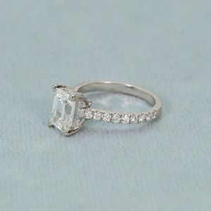 Anillo de Diamante Solitario con Corte Esmeralda de 14 Quilates, Increíblemente Formado, para Compromiso, con Claridad VVS - Product Image 6
