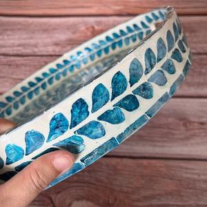 Plateau de service rond en nacre écologique fait à la main, motif floral bleu, plateau décoratif fait à la main pour restaurant et hôtel - Product Image 6