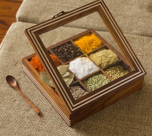 Boîte à épices carrée gravée à la main avec cuillère en bois de Sesham 9 conteneurs Boîte à épices avec cuillère Décoration de cuisine - Product Image 5