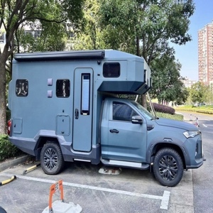 Autocaravana Gris de Aluminio Estilo Caravana para 4-6 Personas con Cama, Baño, Cocina, Aire Acondicionado y Sistema de Entretenimiento - Product Image 1