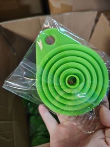 Entonnoir pliable en <span class=keywords><strong>silicone</strong></span> de qualité alimentaire CS11, entonnoir <span class=keywords><strong>rétractable</strong></span> pour la distribution de liquides de cuisine, petit entonnoir en gros - Product Image 5