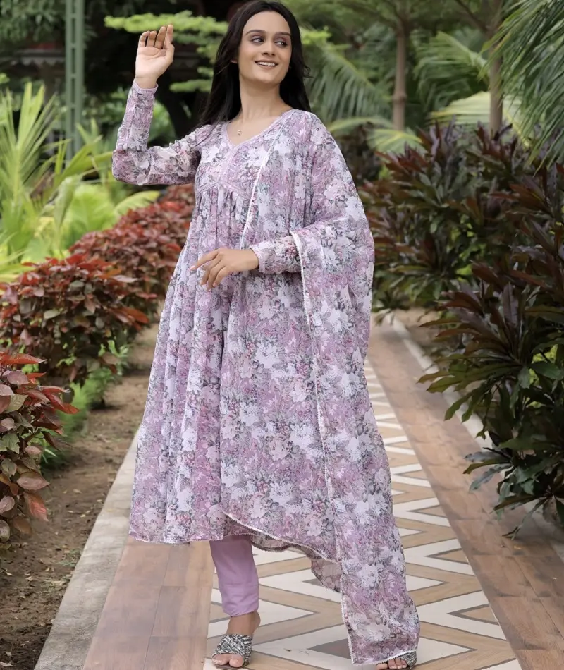 Nhà thiết kế theo phong cách Ấn Độ và Pakistan sẵn sàng mặc bộ đồ salwar kameez với hoa văn đẹp và công việc cô dâu mặc lehenga choli