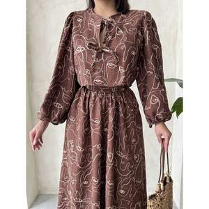 Blusas de Mujer con Cierre de Lazo Bordado en la Parte Delantera, Disponibles al por Mayor - Product Image 5