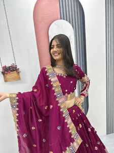 Lehenga Choli para Mujer, Diseño Vichitra, con Bordado Intenso, Lentejuelas y Hilo, Interior de Micro Algodón, Hecho en India - Product Image 4