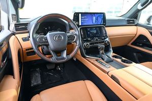 Magnifique SUV d'occasion <span class=keywords><strong>Lexus</strong></span> <span class=keywords><strong>LX</strong></span> <span class=keywords><strong>600</strong></span> 2026 blanc, intérieur cuir foncé, toit ouvrant, transmission intégrale, voiture de qualité au meilleur <span class=keywords><strong>prix</strong></span> - Product Image 5