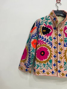 Veste d'hiver courte à col montant, respirante et à séchage rapide, en velours Suzani rose, faite à la main et matelassée - Product Image 3